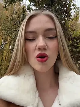 MilaMoone online show from 11.14.25