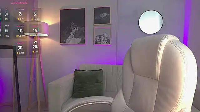 Snapshot of Tiffany_Low chatting on 10.23.25 Tiffany Low online show from 10.23.25