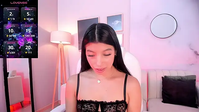 Snapshot of Tiffany_Low chatting on 10.30.25 Tiffany Low online show from 10.30.25