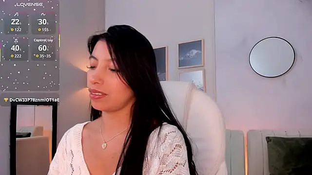 Snapshot of Tiffany_Low chatting on 11.22.25 Tiffany Low online show from 11.22.25