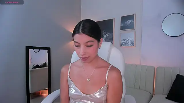 Snapshot of Tiffany_Low chatting on 11.29.25 Tiffany Low online show from 11.29.25