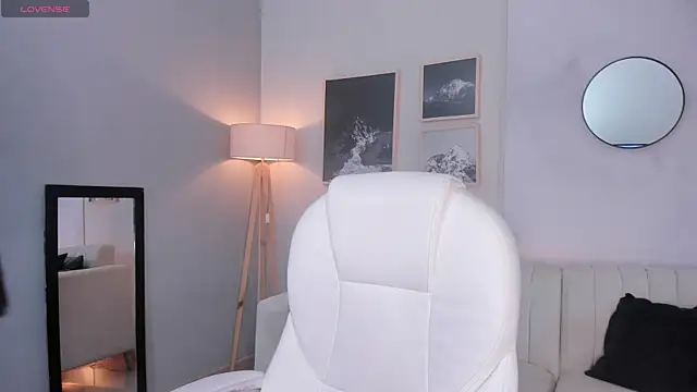 Snapshot of Tiffany_Low chatting on 12.14.25 Tiffany Low online show from 12.14.25