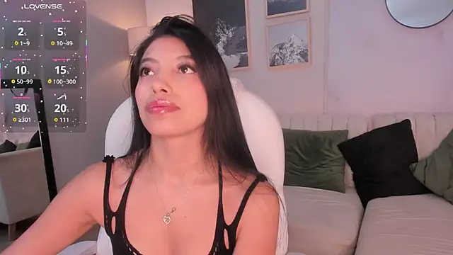 Snapshot of Tiffany_Low chatting on 12.19.25 Tiffany Low online show from 12.19.25