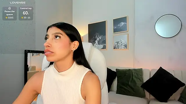 Snapshot of Tiffany_Low chatting on 02.01.26 Tiffany Low online show from 02.01.26