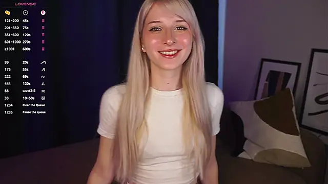 Snapshot of FridaAaberg chatting on 09.26.25 FridaAaberg online show from 09.26.25