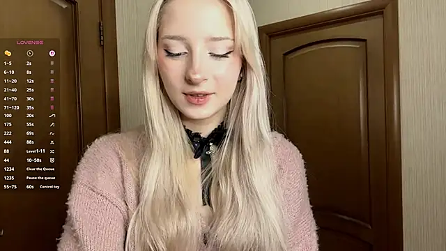 Snapshot of FridaAaberg chatting on 10.26.25 FridaAaberg online show from 10.26.25