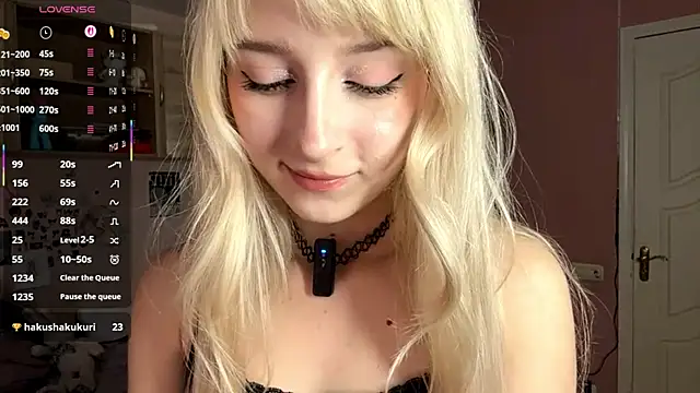 Snapshot of FridaAaberg chatting on 11.29.25 FridaAaberg online show from 11.29.25