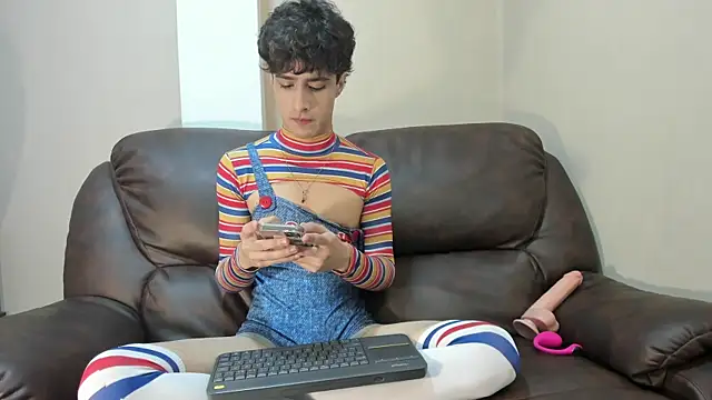 Snapshot of Xam_Collen chatting on 10.31.25 Xam Collen online show from 10.31.25