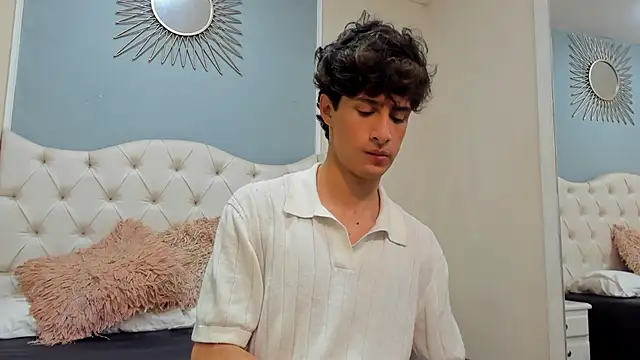 Snapshot of Xam_Collen chatting on 11.25.25 Xam Collen online show from 11.25.25