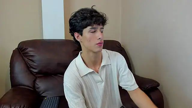 Snapshot of Xam_Collen chatting on 12.17.25 Xam Collen online show from 12.17.25