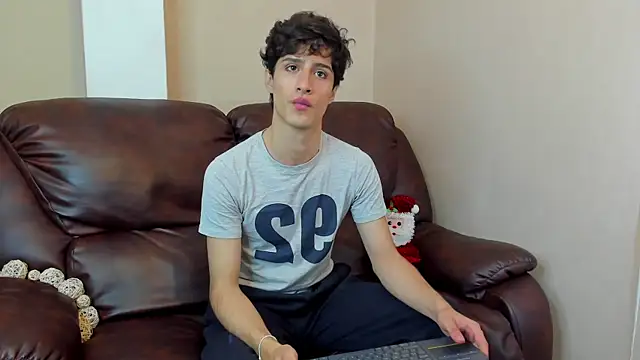 Snapshot of Xam_Collen chatting on 12.18.25 Xam Collen online show from 12.18.25