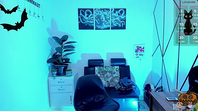 Snapshot of Angel-dragun chatting on 10.25.25 Angel-dragun online show from 10.25.25