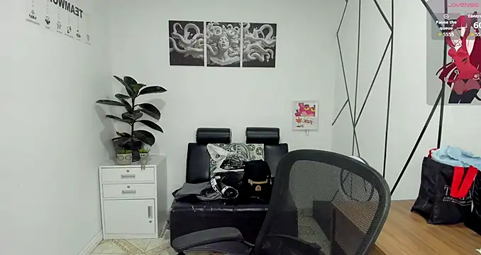 Snapshot of Angel-dragun chatting on 11.09.25 Angel-dragun online show from 11.09.25