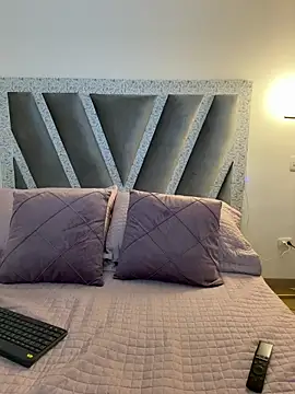 Snapshot of SophieeMills chatting on 10.29.25 SophieeMills online show from 10.29.25