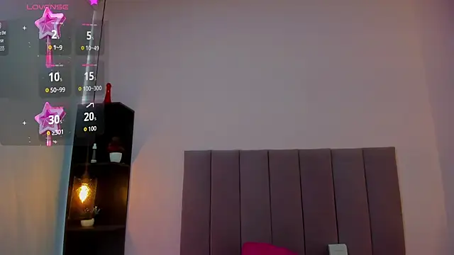 HoollyHendrix online show from 10.28.25