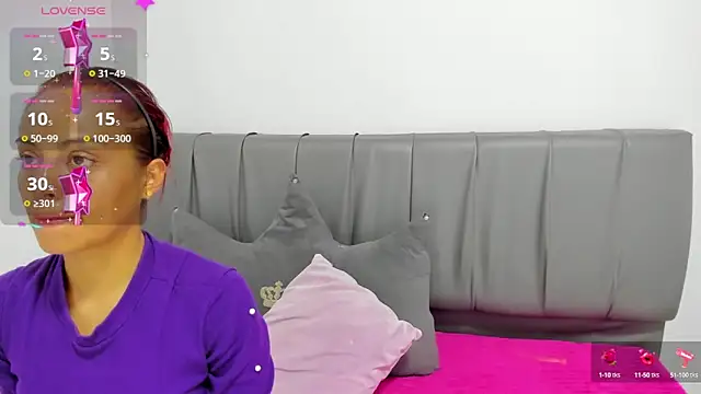 HoollyHendrix online show from 10.30.25