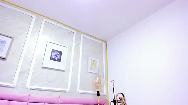 HoollyHendrix online show from 12.22.25