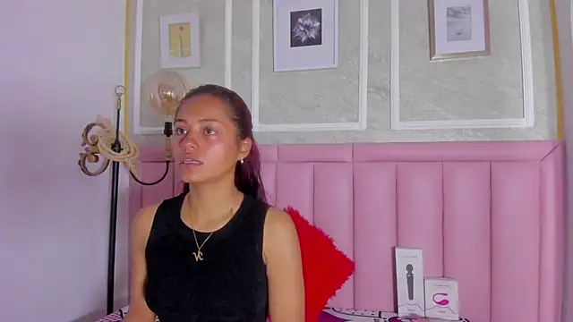 HoollyHendrix online show from 02.05.26