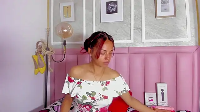 HoollyHendrix online show from 02.11.26