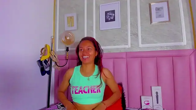 HoollyHendrix online show from 02.18.26