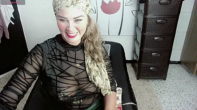 Snapshot of SaraAvalon chatting on 10.28.25 SaraAvalon online show from 10.28.25