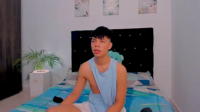 Snapshot of Zacktorres_ chatting on 10.04.25 Zacktorres  online show from 10.04.25