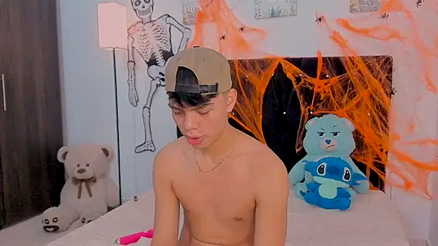 Snapshot of Zacktorres_ chatting on 10.22.25 Zacktorres  online show from 10.22.25