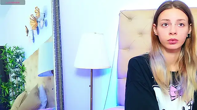 Snapshot of CoraVex chatting on 09.18.25 CoraVex online show from 09.18.25