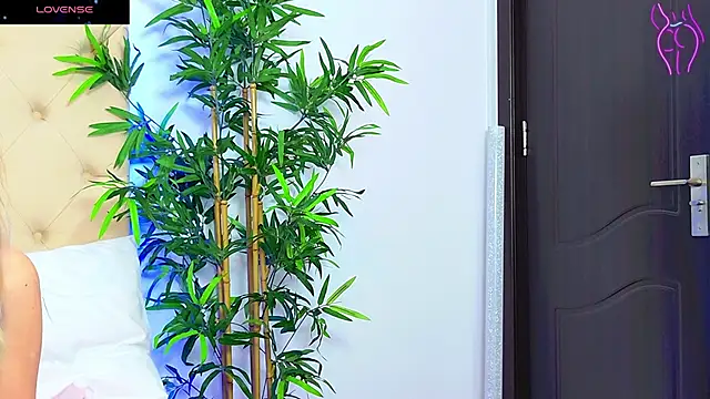 Snapshot of CoraVex chatting on 09.22.25 CoraVex online show from 09.22.25