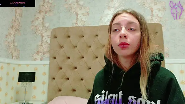 Snapshot of CoraVex chatting on 10.03.25 CoraVex online show from 10.03.25