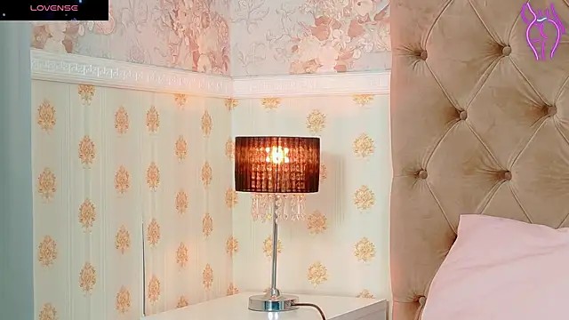 Snapshot of CoraVex chatting on 10.04.25 CoraVex online show from 10.04.25