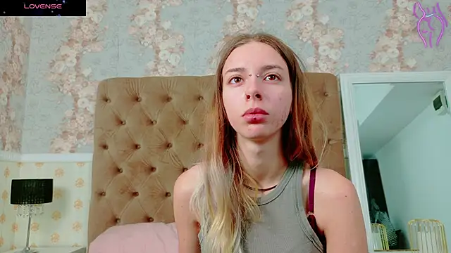 Snapshot of CoraVex chatting on 10.08.25 CoraVex online show from 10.08.25