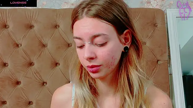 Snapshot of CoraVex chatting on 10.21.25 CoraVex online show from 10.21.25