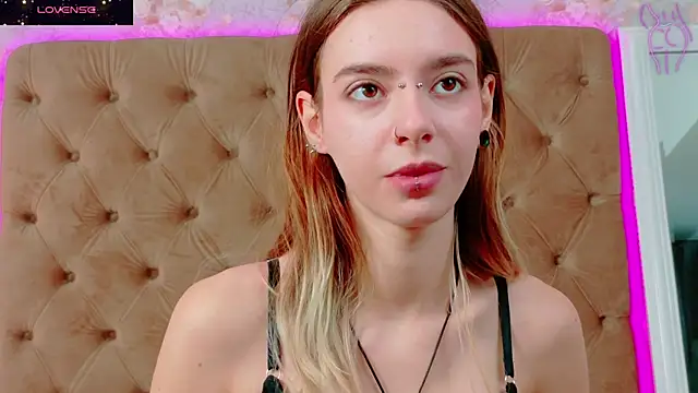 Snapshot of CoraVex chatting on 11.13.25 CoraVex online show from 11.13.25