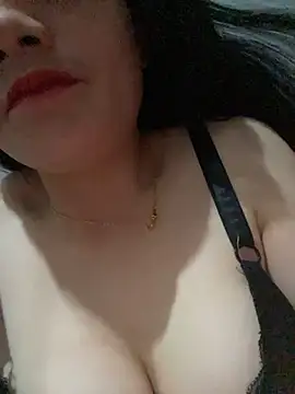 Snapshot of Lucie-pusy chatting on 11.13.25 Lucie-pusy online show from 11.13.25