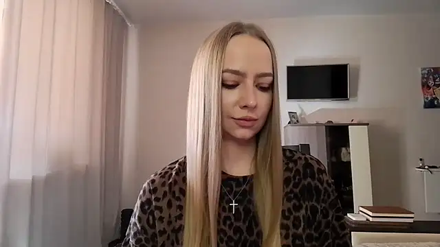 Snapshot of MissOyee chatting on 09.17.25 MissOyee online show from 09.17.25