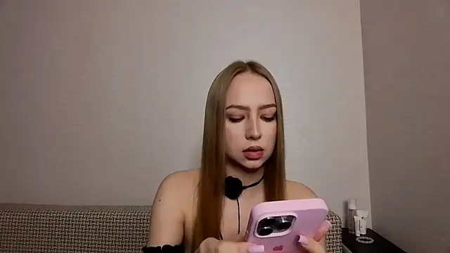 Snapshot of MissOyee chatting on 09.20.25 MissOyee online show from 09.20.25