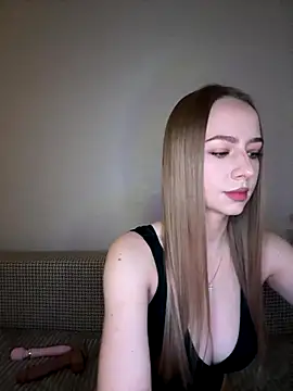 Snapshot of MissOyee chatting on 10.14.25 MissOyee online show from 10.14.25