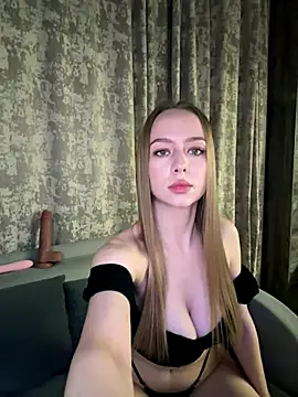 Snapshot of MissOyee chatting on 10.31.25 MissOyee online show from 10.31.25