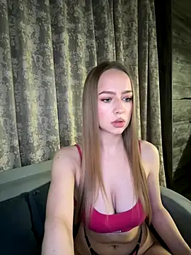 Snapshot of MissOyee chatting on 11.29.25 MissOyee online show from 11.29.25