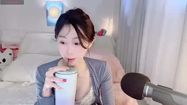 Snapshot of ai-ai-mi chatting on 03.18.26 ai-ai-mi online show from 03.18.26