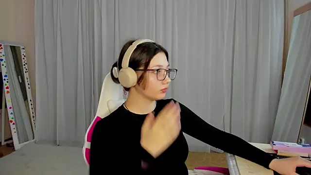 Snapshot of CarolKitty chatting on 11.03.25 CarolKitty online show from 11.03.25