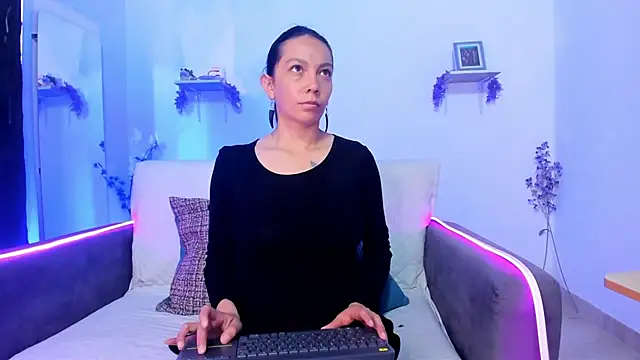 Snapshot of karlaaa__ chatting on 12.15.25 karlaaa online show from 12.15.25