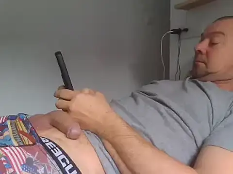 Snapshot of hugoboys4576 chatting on 11.26.25 hugoboys4576 online show from 11.26.25