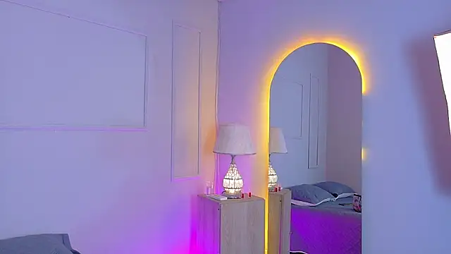 Snapshot of ElectraScot chatting on 11.20.25 ElectraScot online show from 11.20.25