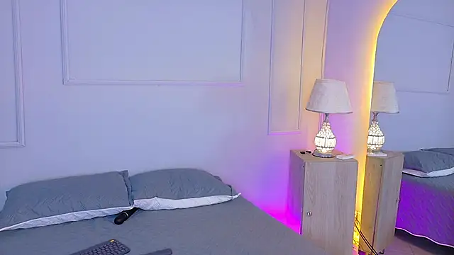 Snapshot of ElectraScot chatting on 11.21.25 ElectraScot online show from 11.21.25