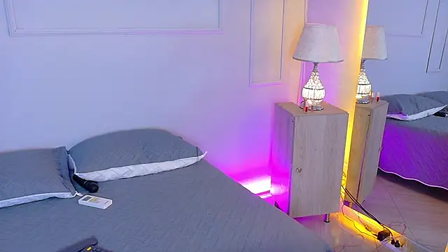 Snapshot of ElectraScot chatting on 11.22.25 ElectraScot online show from 11.22.25