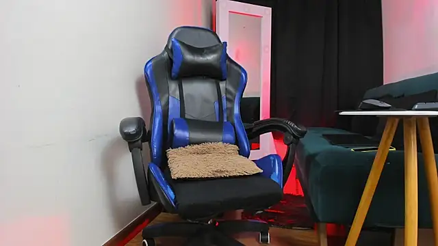 Charliejones  online show from 11.18.25