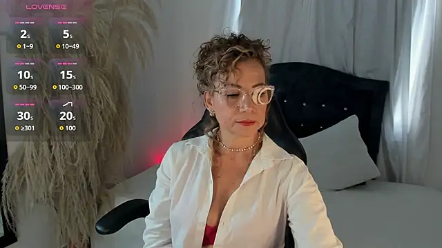 Snapshot of Jademommy_ chatting on 11.07.25 Jademommy online show from 11.07.25