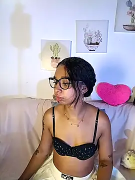 Suzanelee1 online show from 10.26.25